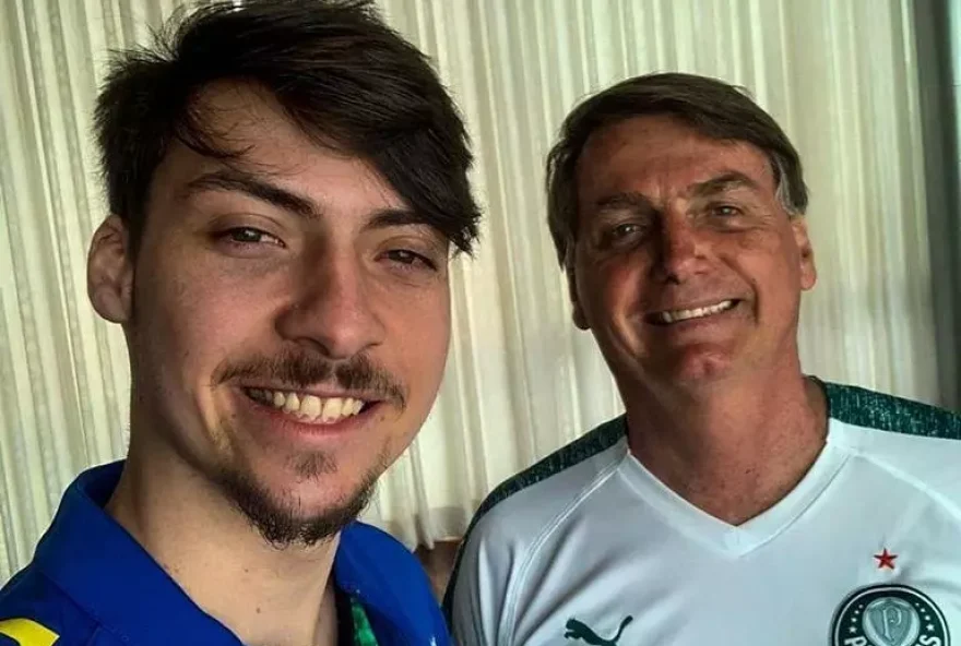 Ex-assessor de Jair Renan Bolsonaro afirma que teve relacionamento amoroso com ele