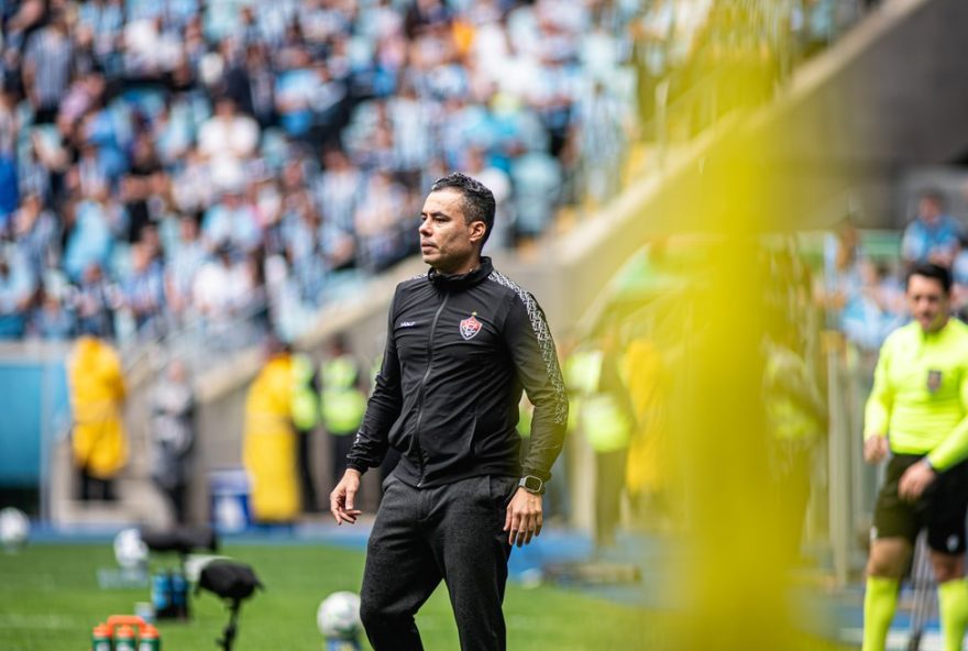 jair-ventura-destaca-desempenho-do-vitoria-na-estreia-e-projeta-fuga-do-z-4-entrevista-completa-apos-derrota-para-o-gremio