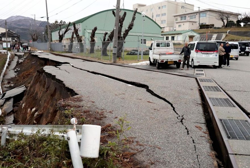 Casas também foram abaladas pelo terremoto, com imagens mostrando telhados desabados e fundações abaladas (Foto: Reprodução/CNN)