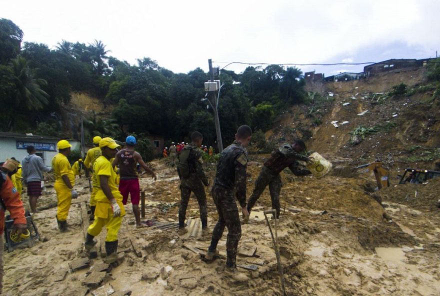 Temporais alagam e causam deslizamentos em Recife. (Foto: Reprodução/TV Brasil)