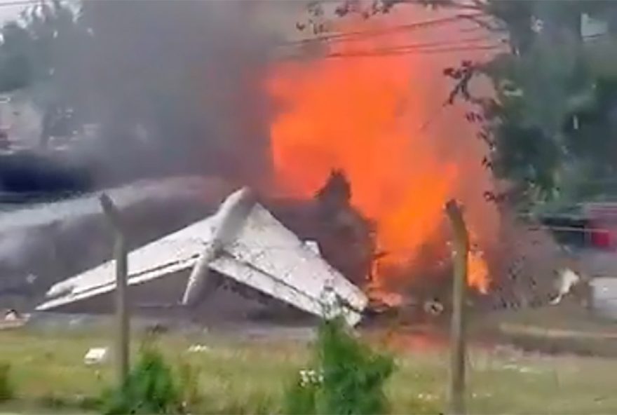 jatinho-sofre-acidente-ao-sair-da-pista-em-buenos-aires-e-colidir-com-predio