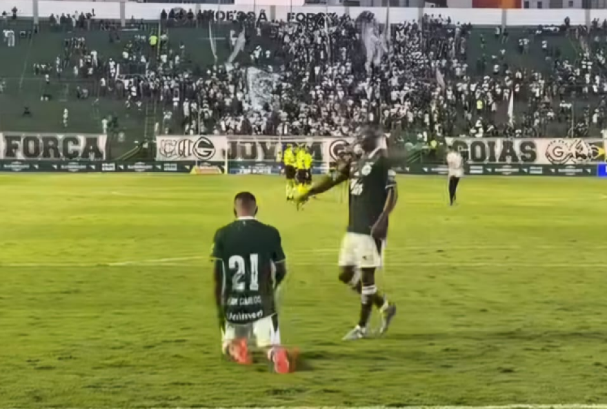 jean-carlos-brilha2C-goias-vence-paysandu-e-lidera-a-serie-b