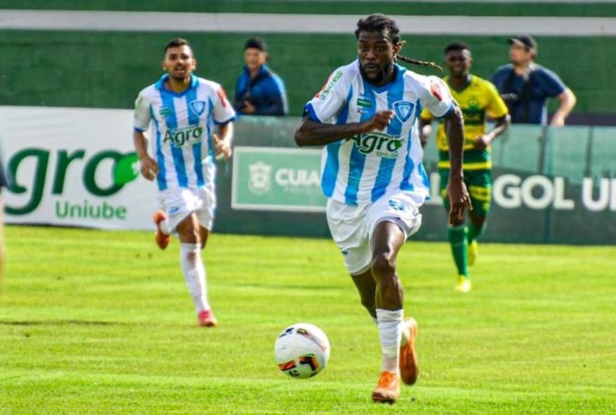 jean-filder2C-jogador-haitiano-no-brasil2C-comemora-classificacao-do-haiti-para-a-copa-de-2026