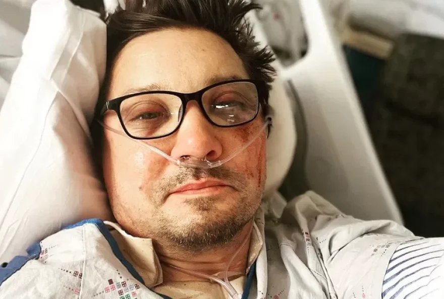 Jeremy Renner, ator da Marvel, posta primeira foto após grave acidente