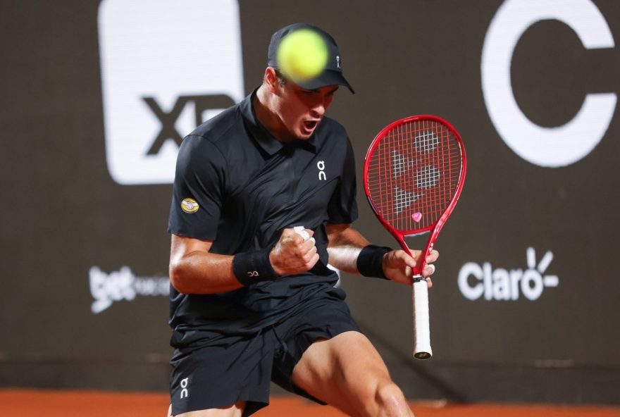 joao-fonseca-avanca-nas-semifinais-de-duplas-e-mira-titulo-de-simples-no-rio-open-2026 joao-fonseca-avanca-nas-semifinais-de-duplas-e-mira-titulo-de-simples-no-rio-open-2026