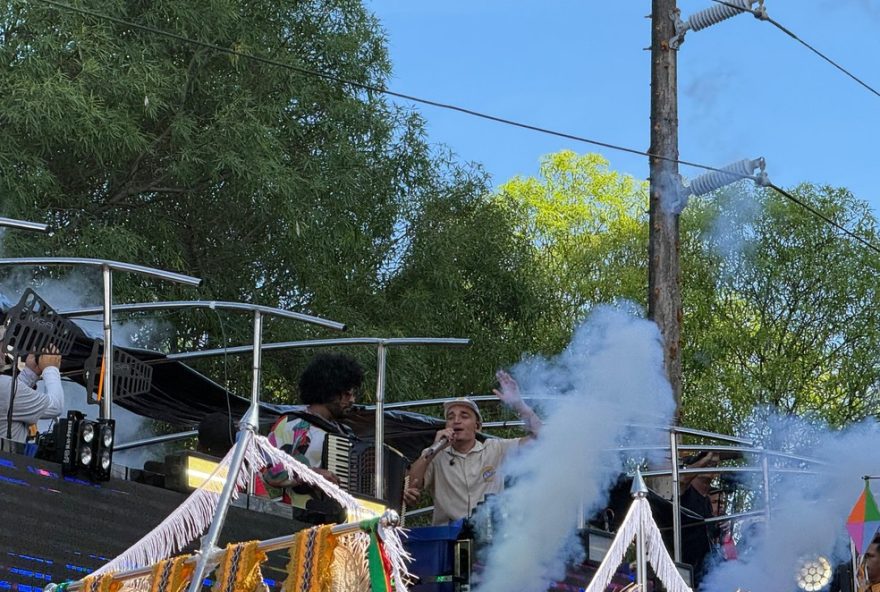 joao-gomes-comanda-drilha-junina-em-desfile-pos-carnaval-no-recife joao-gomes-comanda-drilha-junina-em-desfile-pos-carnaval-no-recife