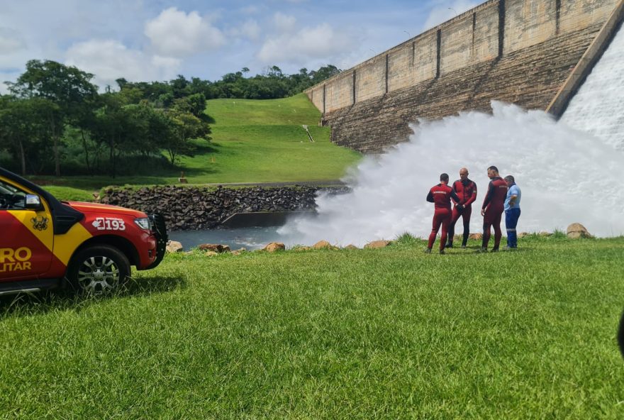 Equipes de resgate trabalharam um dia inteiro  na localização do corpo na Barragem João Leite (Foto: Divulgação/Corpo de Bombeiros)