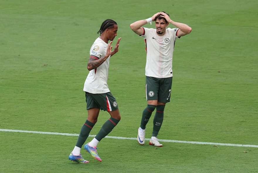joao-pedro-marca-gol-em-jogo-entre-chelsea-e-fluminense-e-se-desculpa-com-torcida3A-a-lei-do-ex-em-campo