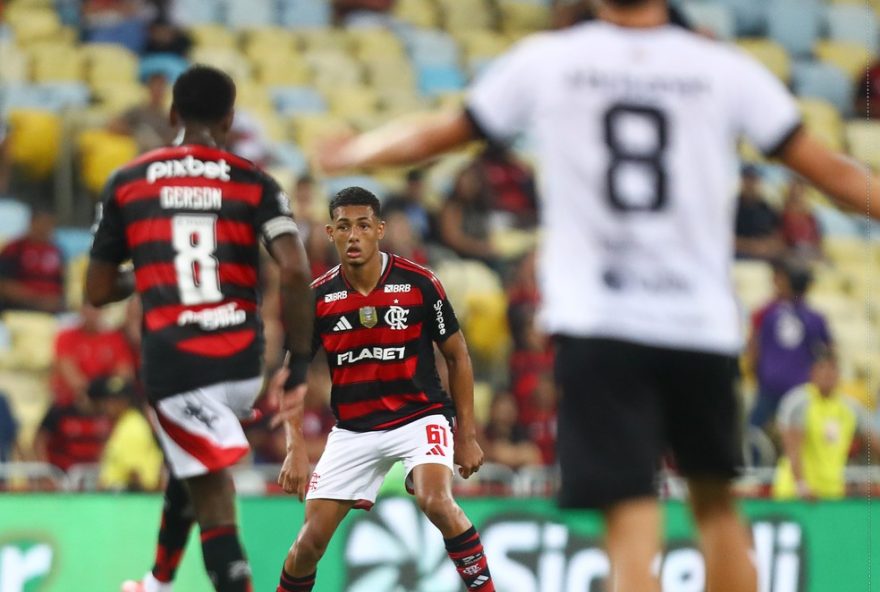 joao-victor-brilha-ao-lado-de-zagueiros-de-selecao-no-flamengo3A-amadurecimento-precoce-no-profissional