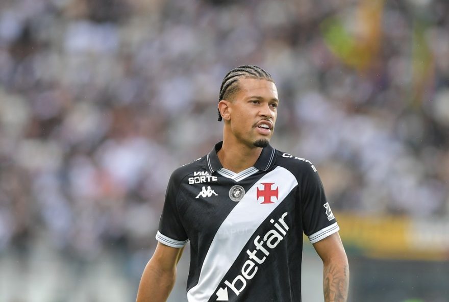 RJ - RIO DE JANEIRO - 10/08/2025 - BRASILEIRO A 2025, VASCO X ATLETICO-MG - Joao Victor jogador do Vasco durante partida contra o Atletico-MG no estadio Sao Januario pelo campeonato Brasileiro A 2025. Foto: Thiago Ribeiro/AGIF