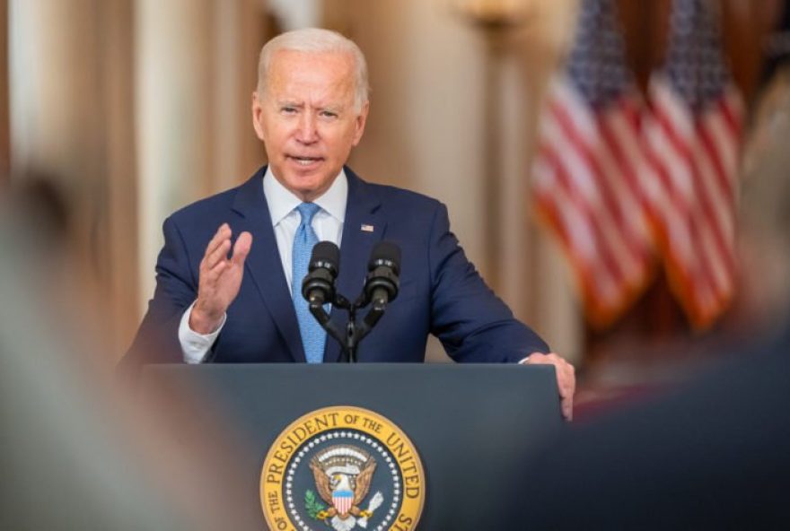 Joe Biden discursa e anuncia fechamento do espaço aéreo americano à Rússia.