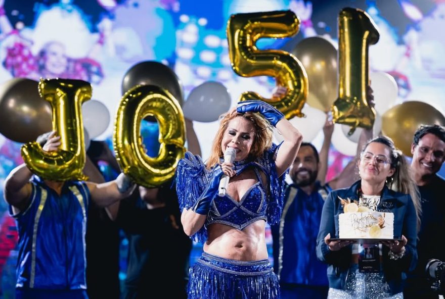 joelma-recebe-bela-homenagem-em-seu-aniversario-durante-o-sao-joao-na-bahia