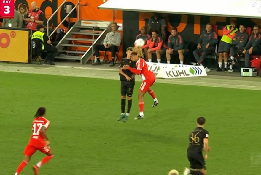 jogador-do-augsburg-desacordado-em-choque-de-cabeca-com-bayern-de-munique3A-alerta-sobre-seguranca-no-futebol