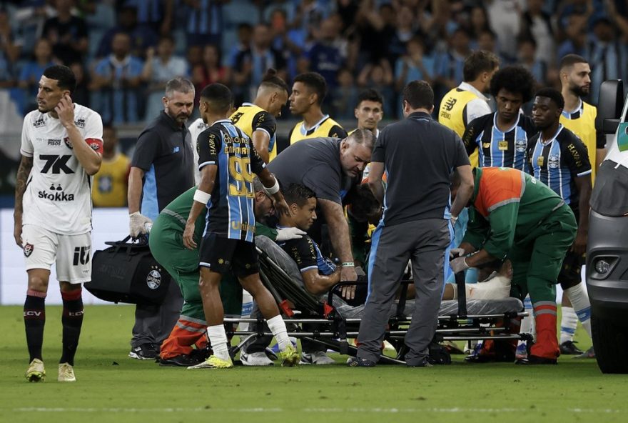 jogador-do-gremio-sofre-fratura-na-perna-durante-a-partida-contra-o-vitoria-1 jogador-do-gremio-sofre-fratura-na-perna-durante-a-partida-contra-o-vitoria-1