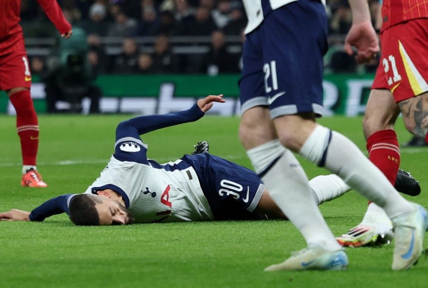 jogador-do-tottenham-e-hospitalizado-apos-queda-no-jogo-contra-o-liverpool3A-veja-imagens-da-lesao-no-gramado-de-anfield