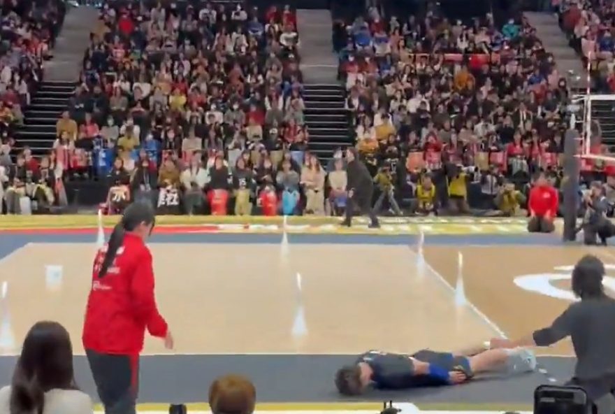 jogador-japones-surpreende-ao-se-desculpar-com-gesto-inusitado-durante-treinamento3A-uma-historia-de-humildade-e-respeito-no-volei jogador-japones-surpreende-ao-se-desculpar-com-gesto-inusitado-durante-treinamento3A-uma-historia-de-humildade-e-respeito-no-volei