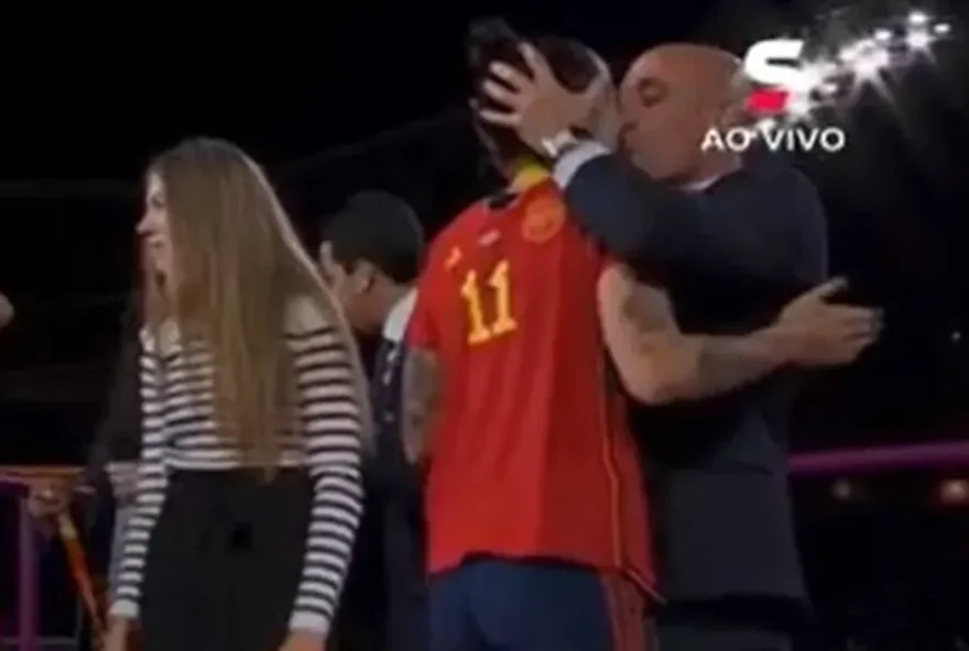 Beijo forçado durante a premiação da Copa do Mundo Feminina resultou na renúncia do cartola Luis Rubiales (Foto: Reprodução de vídeo)