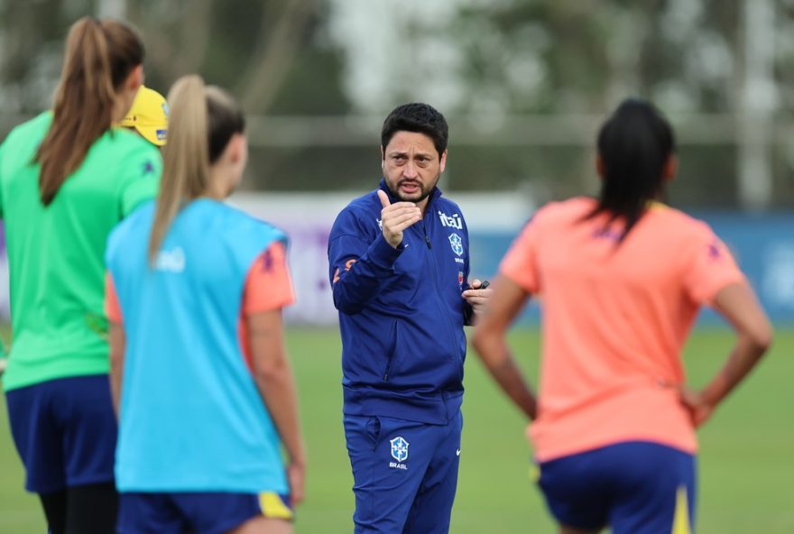 jogadoras-exaltam-arthur-elias-e-seu-estilo-vencedor-na-selecao-brasileira
