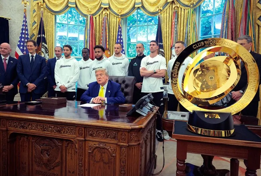 jogadores-da-juventus-se-encontram-com-trump-na-casa-branca-em-visita-inusitada