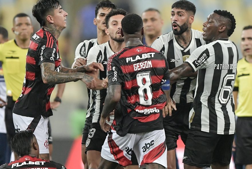 jogadores-de-flamengo-e-botafogo-brigam-durante-classico-do-campeonato-carioca-1739415584780_v2_4x3