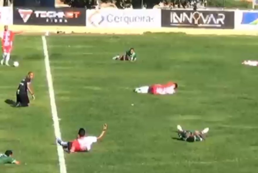 jogadores-de-futebol-se-deitam-no-chao-apos-ataque-de-libelulas-durante-partida-no-interior-da-bahia jogadores-de-futebol-se-deitam-no-chao-apos-ataque-de-libelulas-durante-partida-no-interior-da-bahia