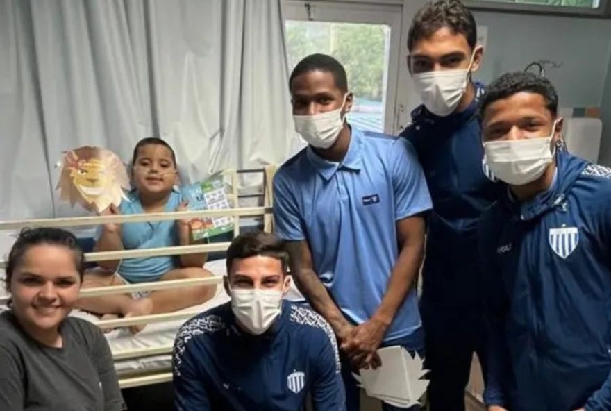 jogadores-do-avai-alegram-criancas-em-hospital-infantil-de-florianopolis