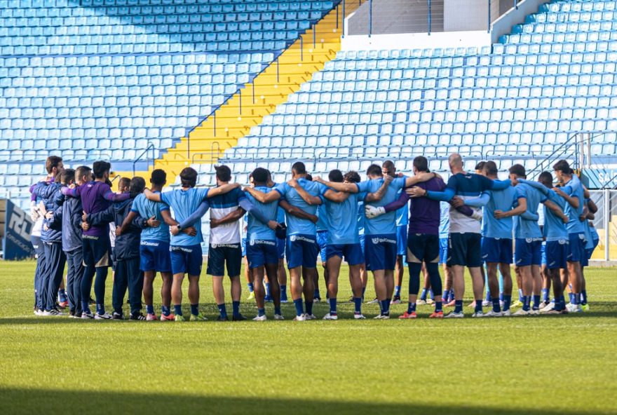 jogadores-do-avai-protestam-contra-salarios-atrasados-antes-de-duelo-crucial-com-cuiaba