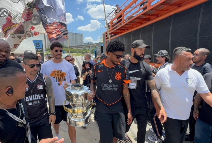 jogadores-do-corinthians-festejam-titulo-da-copa-do-brasil-em-trio-eletrico-e-provocam-rivais-em-festa-historica-na-arena