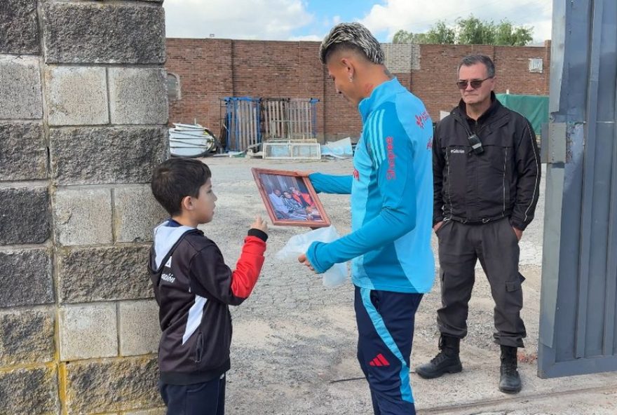 jogadores-do-flamengo-atendem-torcedores-argentinos-antes-de-jogo-decisivo-na-libertadores jogadores-do-flamengo-atendem-torcedores-argentinos-antes-de-jogo-decisivo-na-libertadores