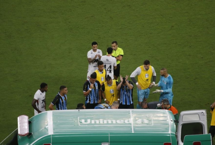 jogadores-do-gremio-choram-apos-marlon-quebrar-a-perna