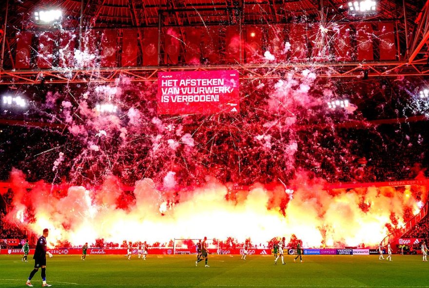 jogo-ajax-x-groningen-interrompido-por-queima-de-fogos3B-partida-sera-retomada jogo-ajax-x-groningen-interrompido-por-queima-de-fogos3B-partida-sera-retomada