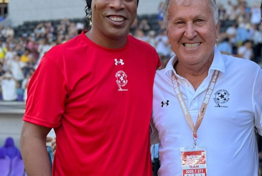 jogo-das-estrelas-de-zico-no-japao3A-craques-como-ronaldinho-e-seedorf-homenageiam-vitimas-em-partida-beneficente