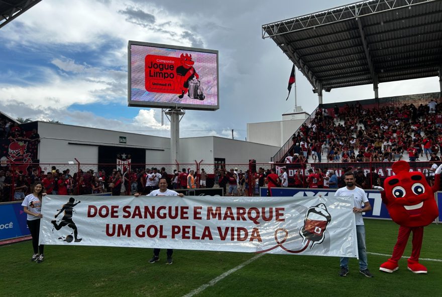 Equipe do Hemocentro esteve presente em um jogo por rodada divulgando a mensagem da doação de sangue em estádios em diferentes regiões de Goiás