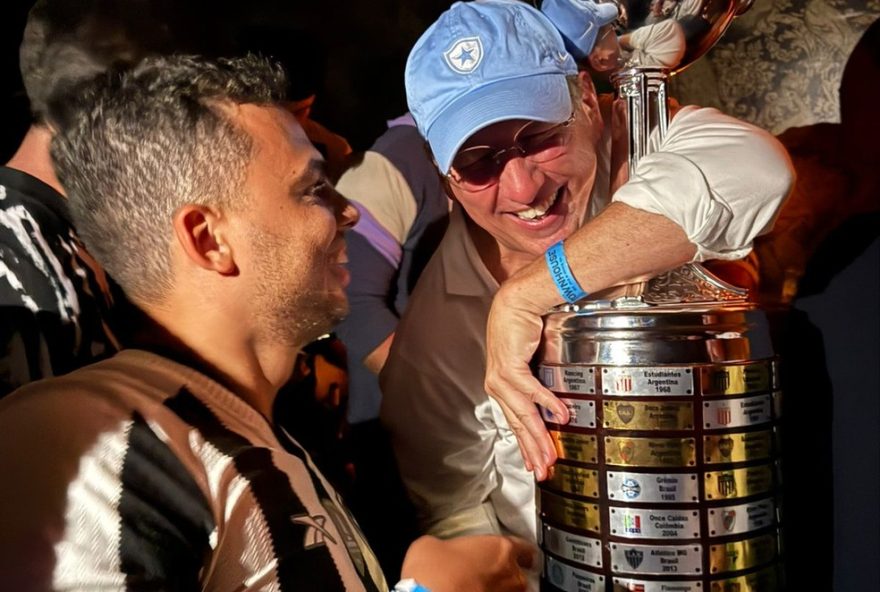 john-textor-comemora-vitoria-do-botafogo-em-bar-vip-com-cerveja-e-taca-da-libertadores-copa-do-mundo-de-clubes-2025
