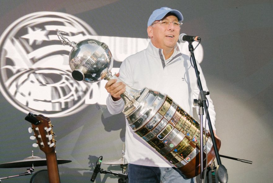 john-textor-convoca-reuniao-com-jogadores-apos-queda-no-mundial-e-diz-que-estara-mais-presente-no-dia-a-dia-do-botafogo