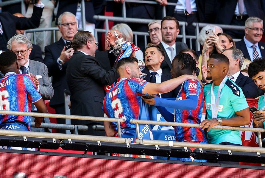 john-textor-negocia-venda-de-acoes-do-crystal-palace-por-r24-12C4-bilhao