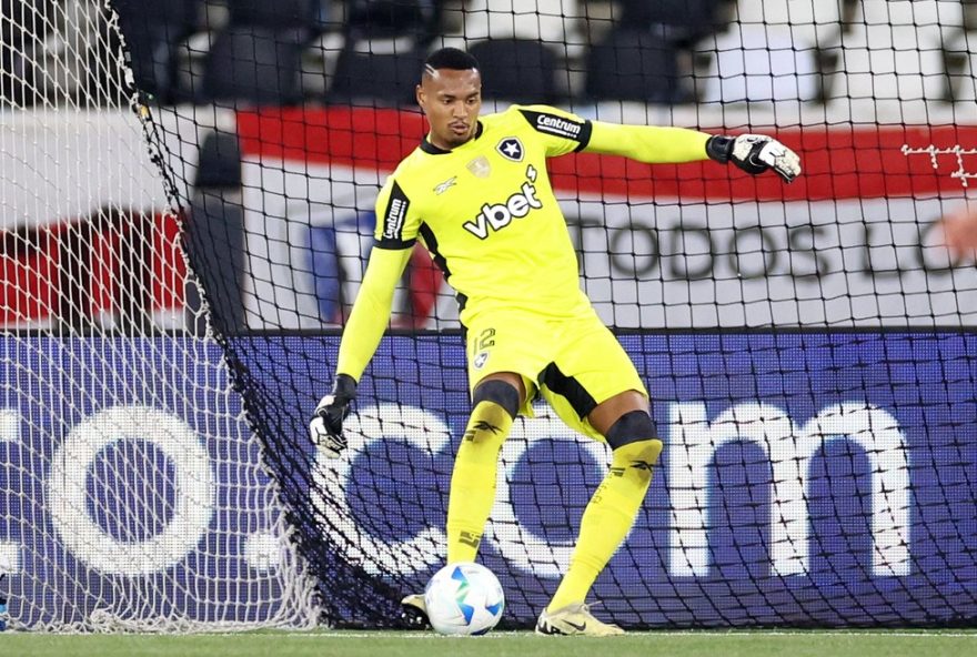 john-volta-atras-com-o-west-ham-e-e-vendido-ao-nottingham-forest3B-linha-do-tempo-da-decisao-do-goleiro-do-botafogo