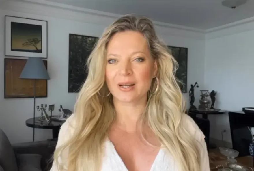 joice-hasselmann-afirma-que-flavio-bolsonaro-visitou-zambelli-na-prisao-por-medo-de-delacao
