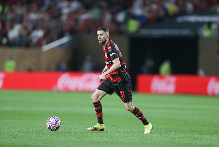 jorginho-estreia-com-assistencia-pelo-flamengo-na-copa-do-mundo-de-clubes-e-destaca-entrosamento-com-os-companheiros