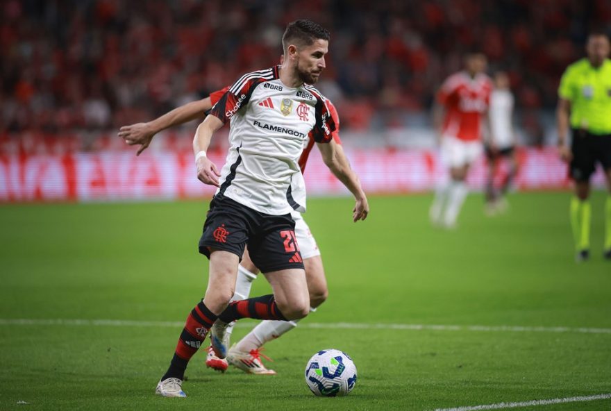 RS - PORTO ALEGRE - 17/08/2025 - BRASILEIRO A 2025, INTERNACIONAL X FLAMENGO - Jorginho jogador do Flamengo durante partida contra o Internacional no estadio Beira-Rio pelo campeonato Brasileiro A 2025. Foto: Maxi Franzoi/AGIF