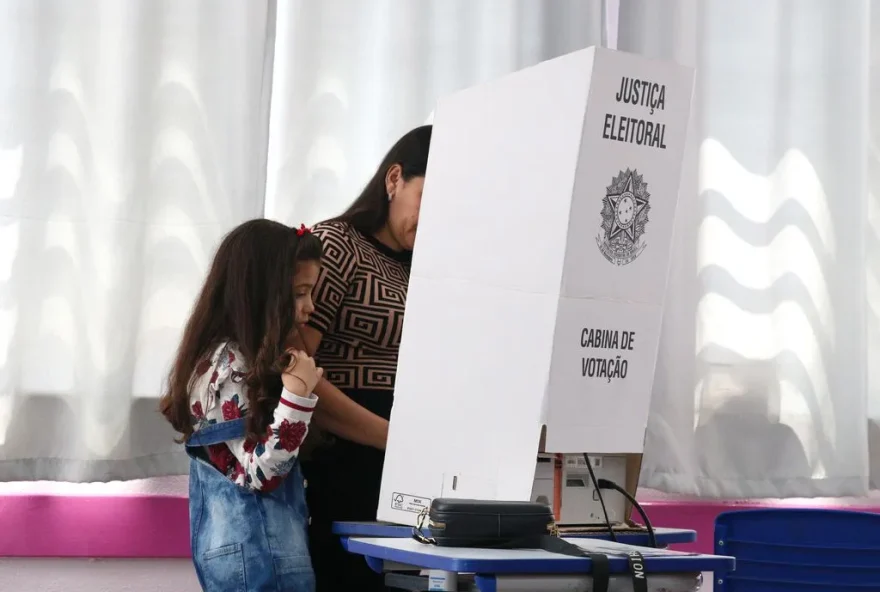 Apesar de problemas com violação do sigilo do voto e desordem e desobediência às instruções e ordens da Justiça Eleitoral, eleições são tranquilas em Goiás.(Foto:  Rovena Rosa/Agência Brasil)