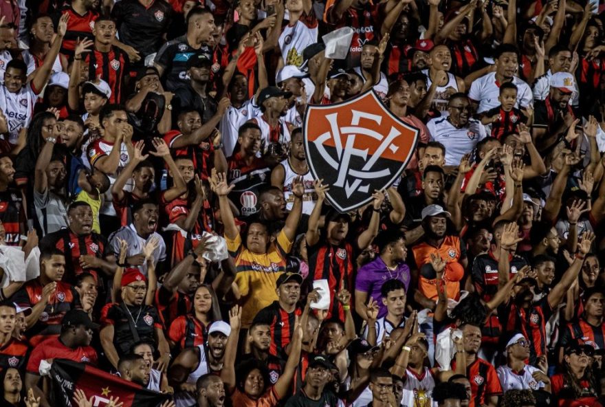 jornalista-do-flamengo-e-atingido-por-objeto-durante-discussao-com-torcedores-do-vitoria-no-barradao