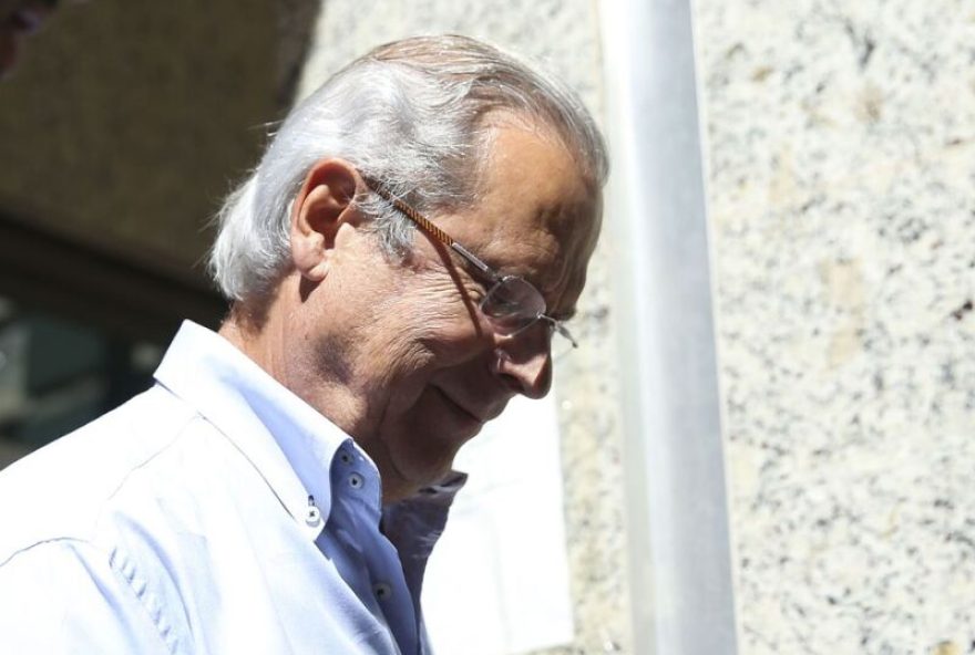 jose-dirceu-engrossa-coro-por-haddad-candidato-em-sp-e-defende-alckmin-para-vice-de-lula O ex-ministro José Dirceu deixa o Fórum Professor Júlio Fabbrini Mirabete, do Tribunal de Justiça do DF.