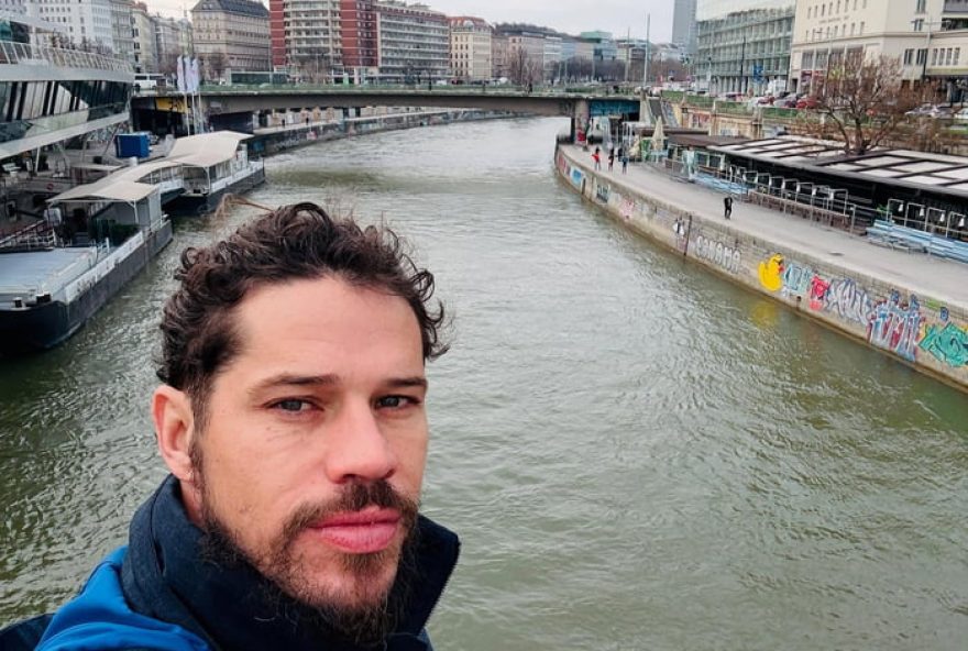 jose-loreto-surpreende-seguidores-com-foto-nu-em-viena3A-repercussao-positiva-do-ator-dinamiza-seu-perfil-no-instagram