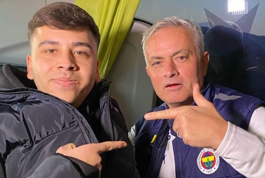 jose-mourinho-emociona-torcedor-ao-convida-lo-para-onibus-do-fenerbahce