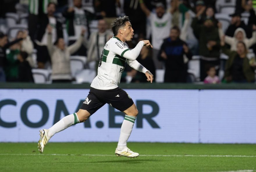 josue2C-artilheiro-e-garcom-do-coritiba-na-serie-b3A-transformacao-elogiada-por-mozart