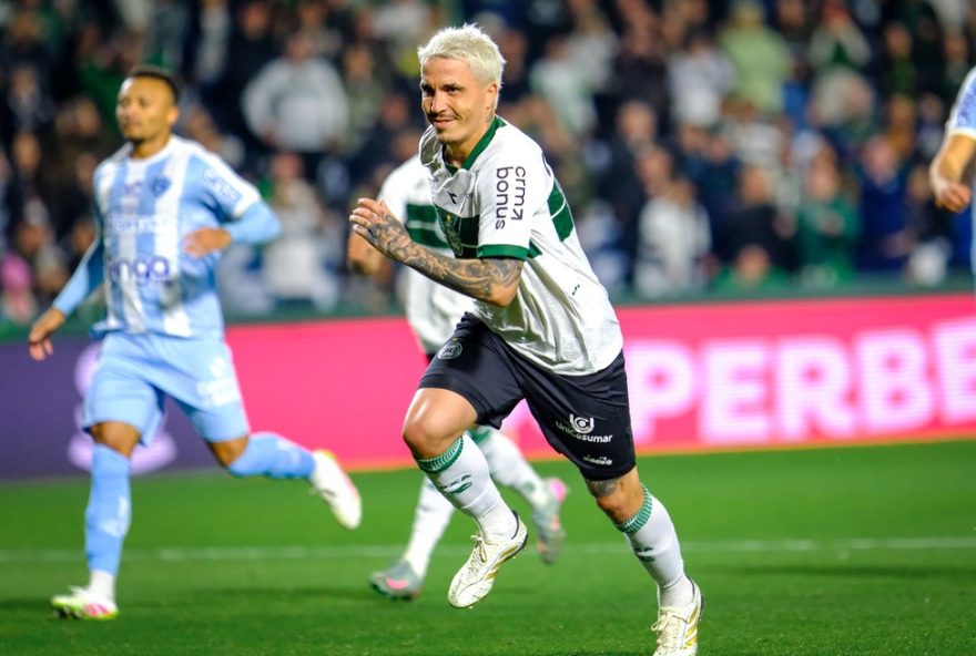 josue2C-meia-do-coritiba2C-destaque-da-serie-b3A-artilheiro-e-lider-em-campo