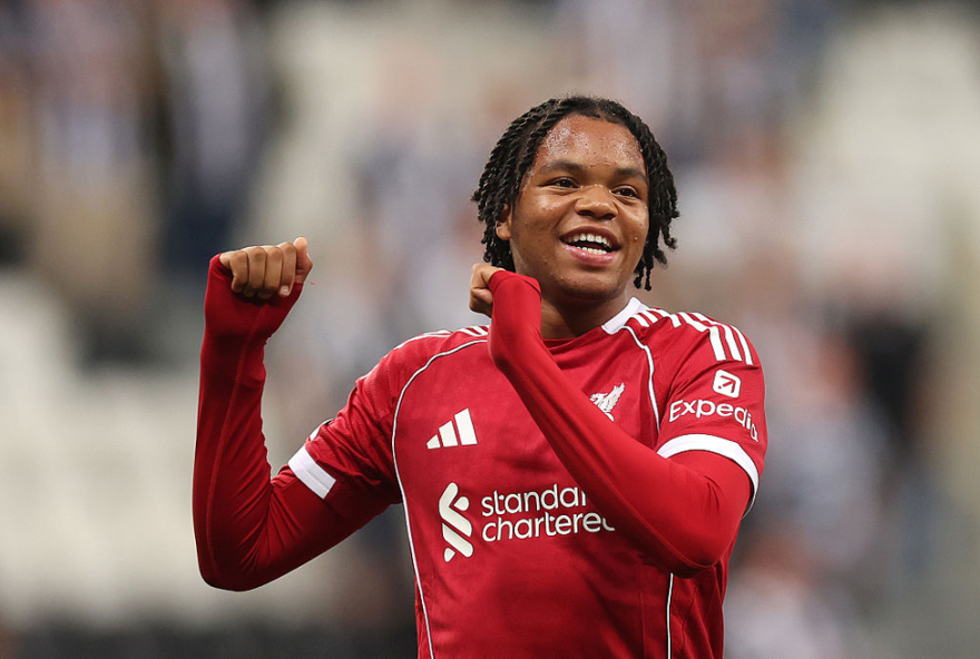jovem-atacante-de-16-anos-quebra-recorde-e-marca-pelo-liverpool