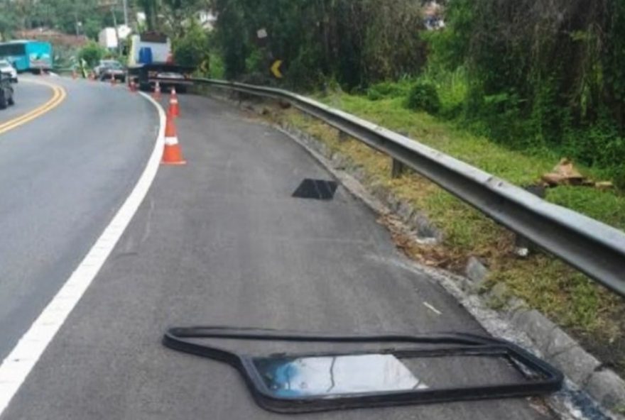 jovem-cai-de-onibus-em-sao-sebastiao3A-empresa-se-pronuncia-sobre-o-caso jovem-cai-de-onibus-em-sao-sebastiao3A-empresa-se-pronuncia-sobre-o-caso