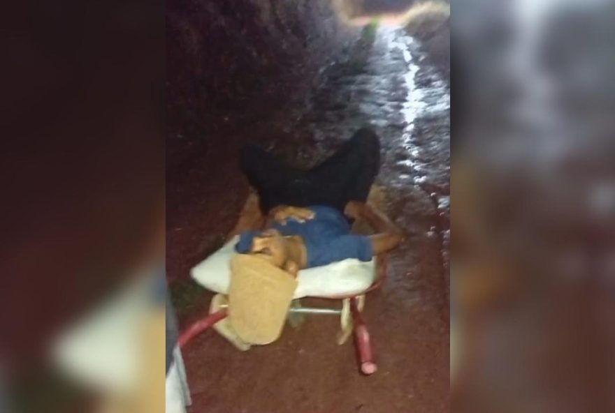 jovem-com-tuberculose-e-levado-em-carrinho-de-mao-ate-ambulancia-no-bairro-parque-santana jovem-com-tuberculose-e-levado-em-carrinho-de-mao-ate-ambulancia-no-bairro-parque-santana